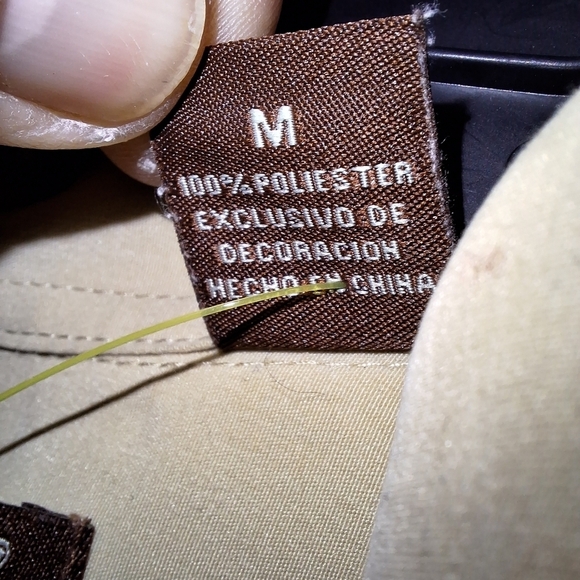 A Cubavera men's short sleeve button-down shirt in a size medium. - Picture 3 of 6